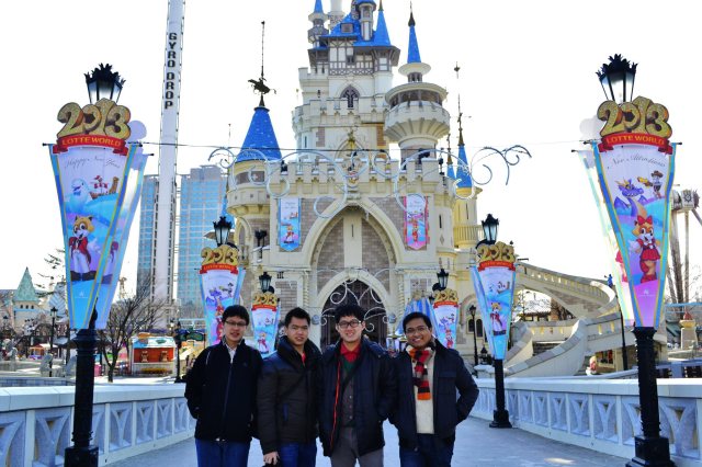 Have fun together at Lotte World.