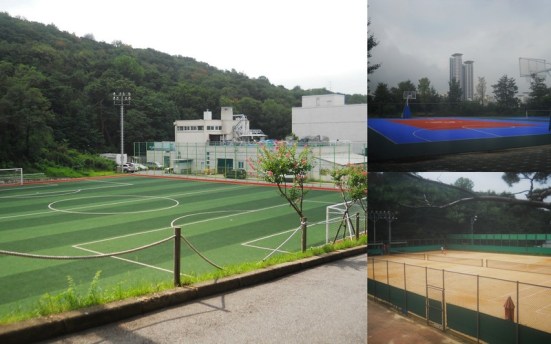 Lapangan sepakbola, basket, dan tenis.
